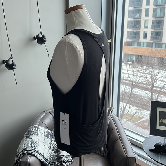 ALO Yoga Central Tank Sneak Peak Size XS in Black - Picture 5 of 7